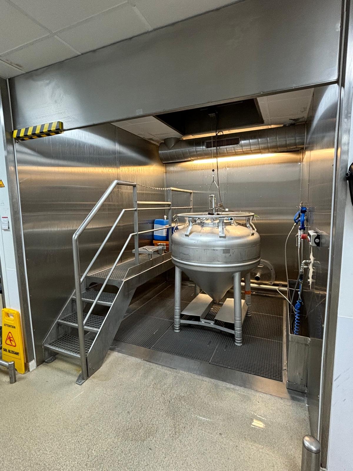 Habillage mural inox des cellules de lavage Guerlain