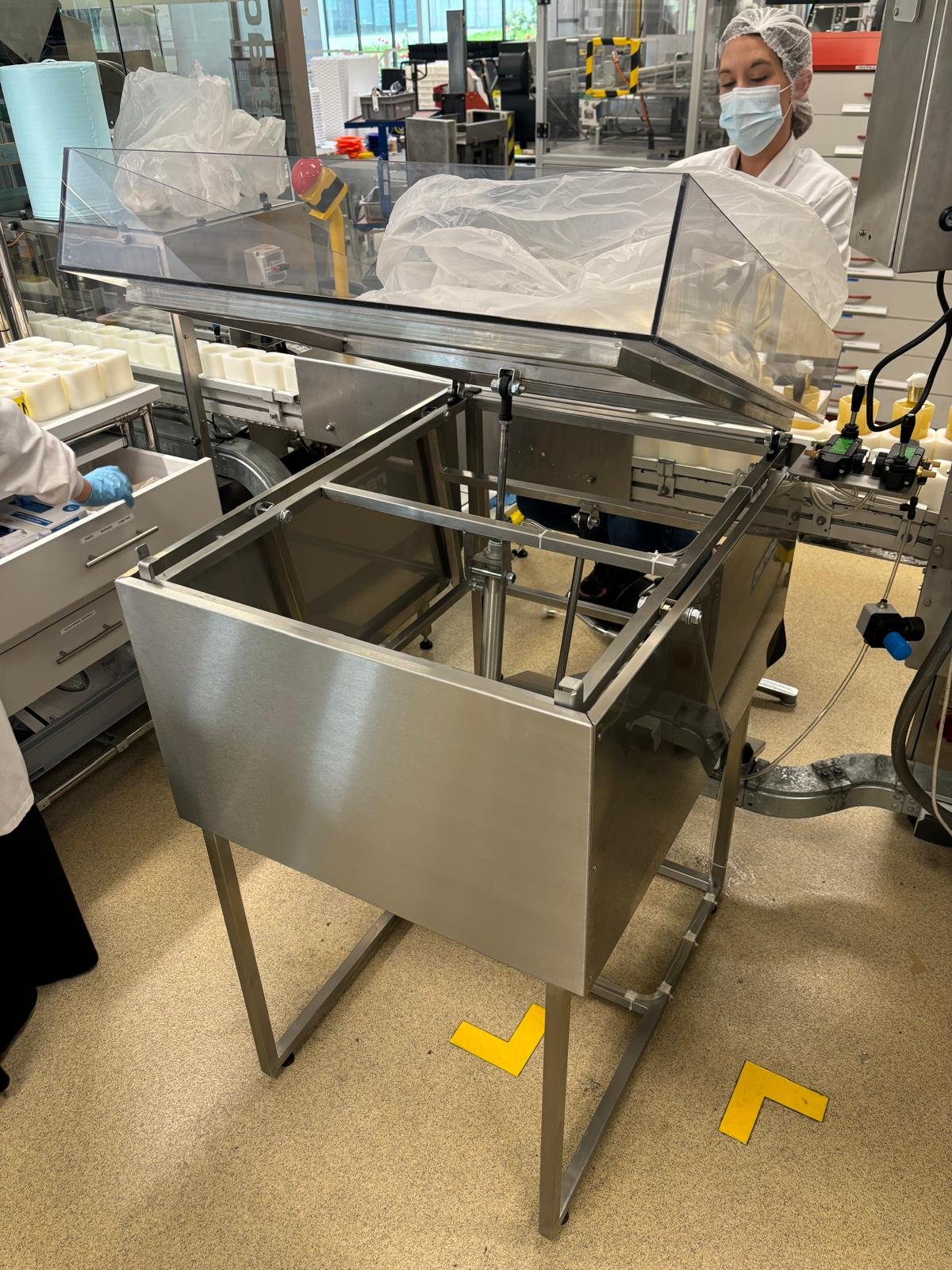 Plateforme ergonomique de distribution de pièces plastiques Guerlain