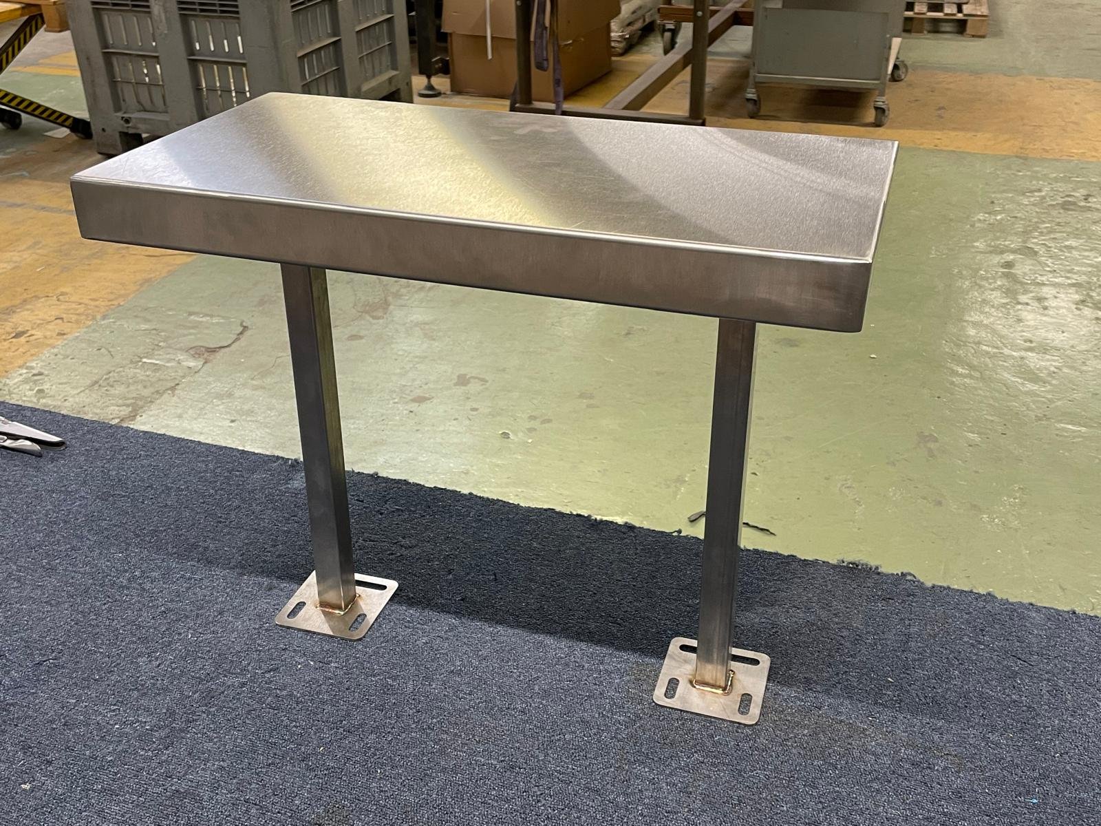 Banc de salle blanche inox adapté aux dalles perforées de flux laminaire STMicroelectronics